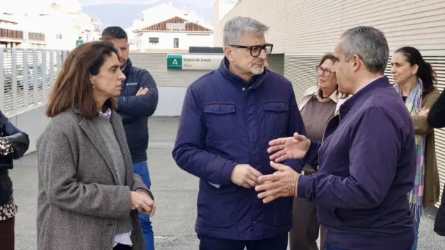 Josele Aguilar y el alcalde de Álora exigen a Juanma Moreno que cumpla su promesa de un segundo equipo médico de urgencias en la localidad