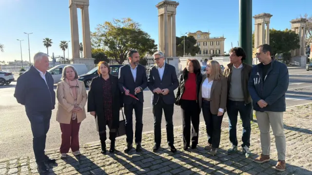 Apelan a la Junta de Andalucía y al Ayuntamiento de Málaga para evitar la instalación de las esculturas gigantes en el Puerto