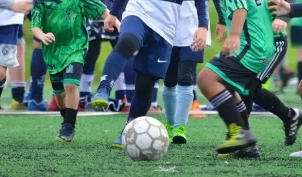 Denuncian a un árbitro por insultar gravemente a niños de 10 años en un partido de fútbol base en Málaga