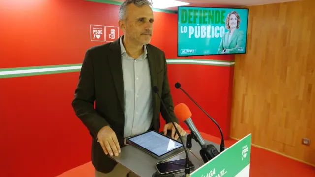 Exigen a Juanma Moreno que se retrate sobre la regularización de migrantes