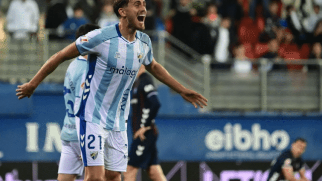 2-4: El Málaga completa una remontada de playoff y tumba al Eibar en Ipurúa
