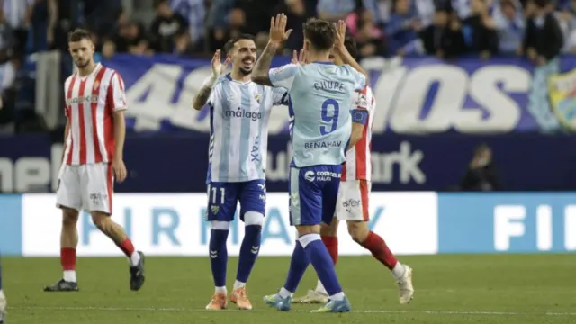 2-1: El Málaga vuelve a convertir La Rosaleda en un fortín y se impone al Sporting