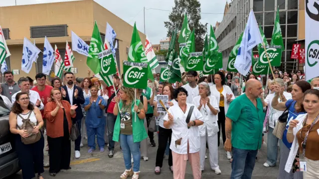 Denuncian que Moreno Bonilla “con la connivencia de De la Torre” convierte el aparcamiento del Hospital Civil en «un impuesto a la enfermedad y un…