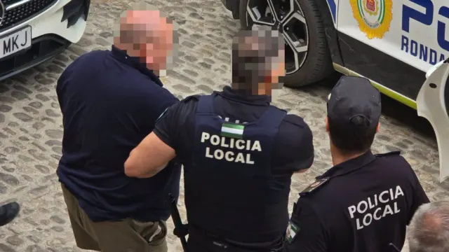 El detenido por la amenaza a la alcaldesa de Ronda es un mayor con problemas mentales, natural de Jimera de Líbar y residente en Barcelona. Durante…