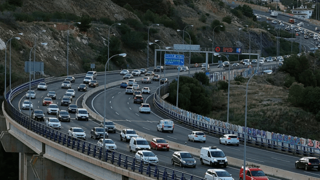 Sevilla y Málaga liderarán el tráfico en un fin de semana con restricciones a camiones y carriles adicionales