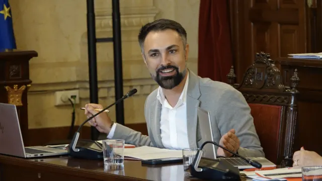 Ruiz Araujo reprocha a De la Torre que “gobernar no consiste en vender la Málaga del futuro para cuadrar las cuentas del presente”