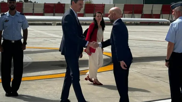 Pedro Sánchez y Javier Salas visitan La Línea tras la apertura de la verja
