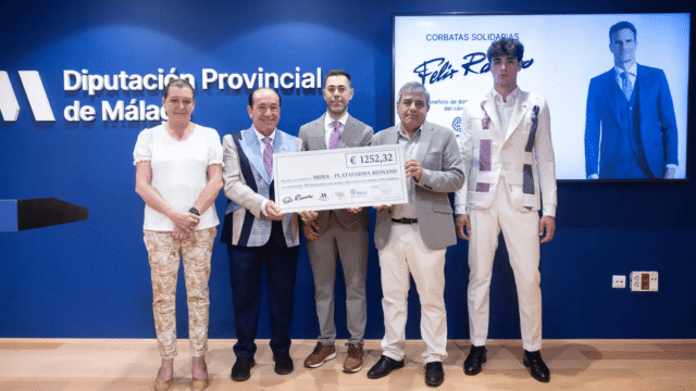 Félix Ramiro destina 1.252 euros de recaudación de la venta de sus corbatas de Málaga de Moda a la investigación del cáncer de próstata por parte de…