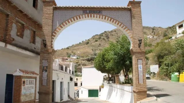 La Diputación financia con 1,2 millones de euros un nuevo polideportivo en El Borge y la cubrición de una pista deportiva en Árchez