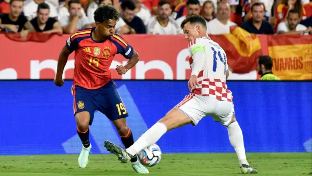4-1: España se divierte ante Croacia con un Lamine de oro