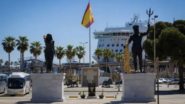 Piden que Málaga decida el futuro de las estatuas del Puerto