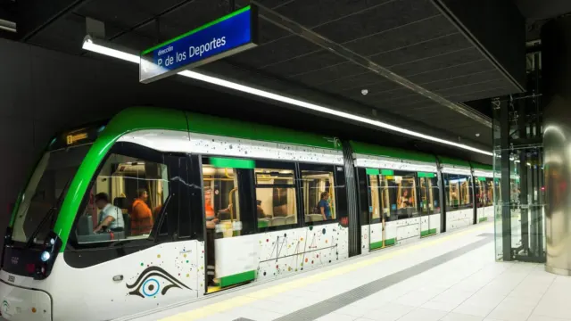 Juanma Moreno sigue sin aclarar hacia dónde ampliará el metro de Málaga ocho años después de prometerlo