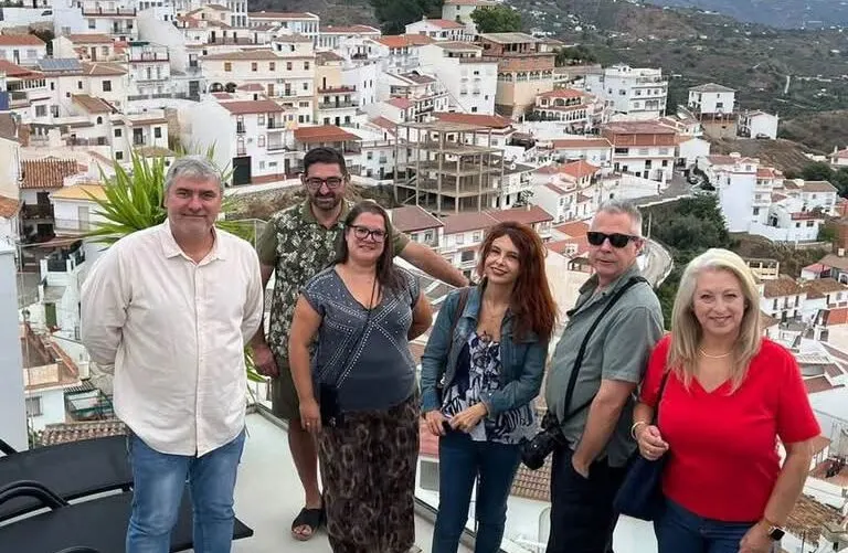 Almáchar se consolida como referente turístico en la Axarquía tras recibir la visita de la revista Viajar y varios grupos organizados