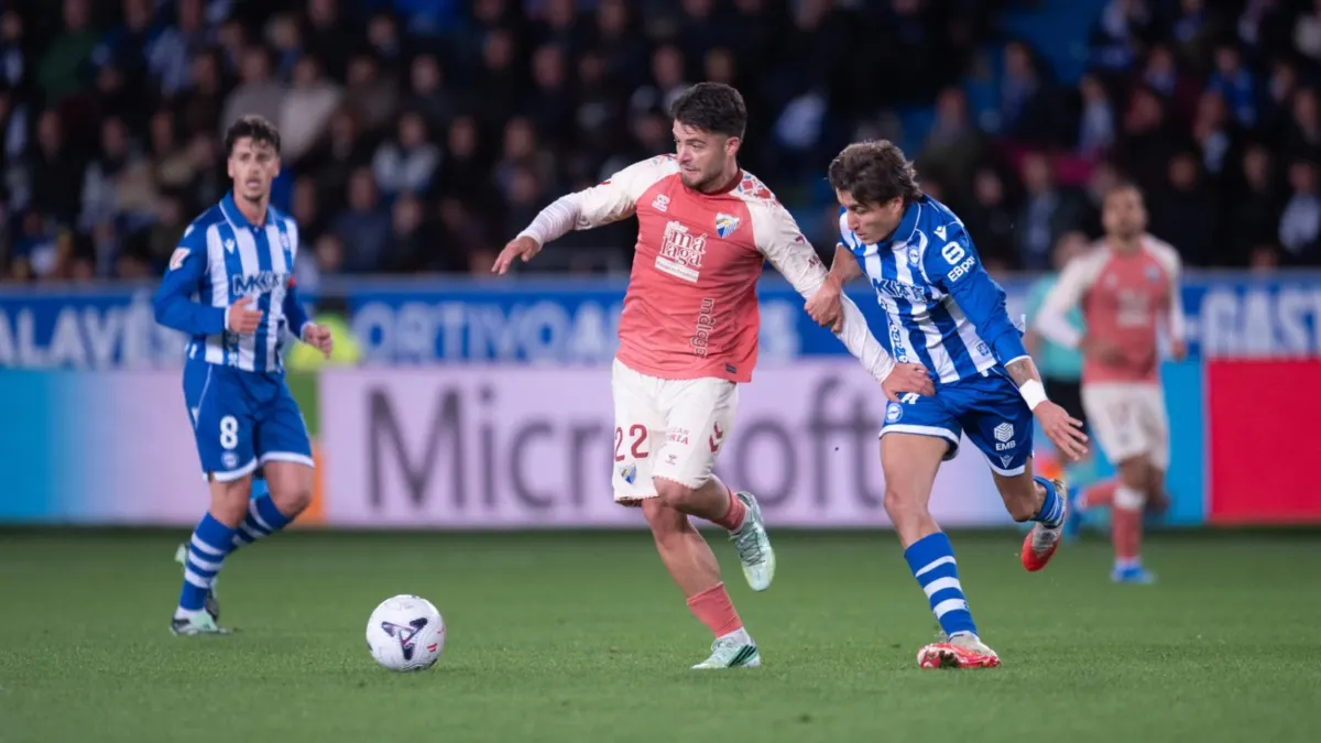 Dani Lorenzo disputa un balón con Tenaglia en el Alavés-Málaga de la jornada 10 de La Liga Imagen: web Málaga CF