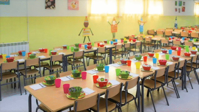 Exigen a Juanma Moreno que deje de mirar hacia otro lado ante el deterioro de los comedores escolares de Málaga