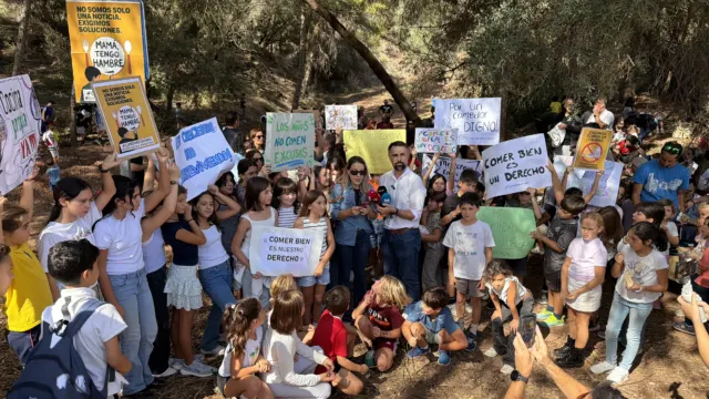 el-portavoz-socialista-en-el-ayuntamiento-de-malaga-mariano-ruiz-araujo-con-padres-y-madres-del-ceip-parque-clavero-1-