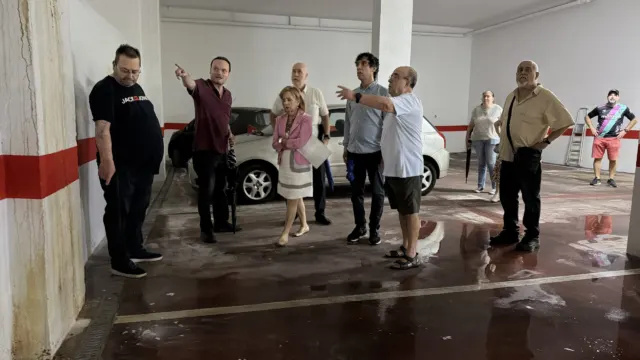Exigen al Ayuntamiento “una solución urgente” ante el aumento de la fuga de agua que amenaza los cimientos de dos edificios en avenida de Andalucía